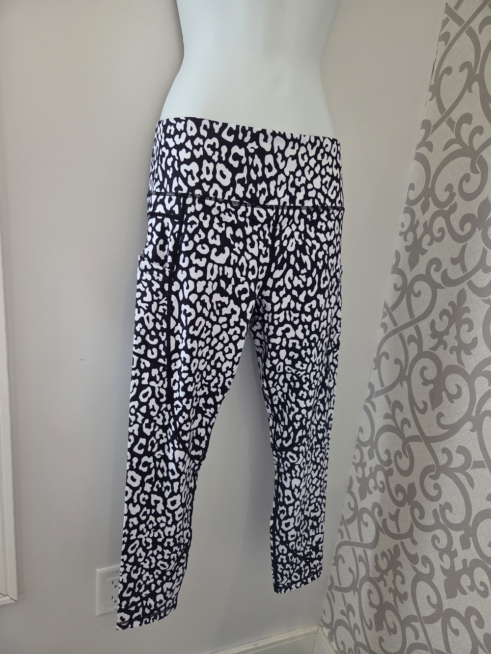 Zyia LNT. 8-10 Black & White Leopard Print Capri Leggings - Women's